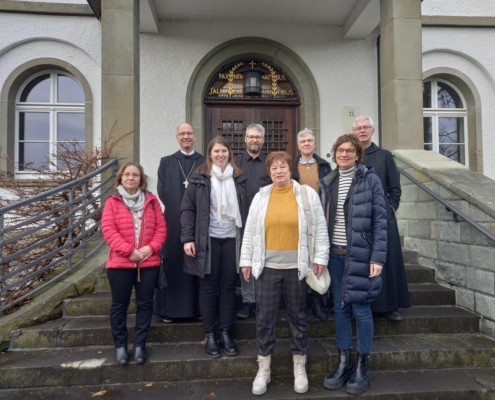 Dienstjubillarinnen und -jubilare mit Abt Cosmas vor der Klosterpforte