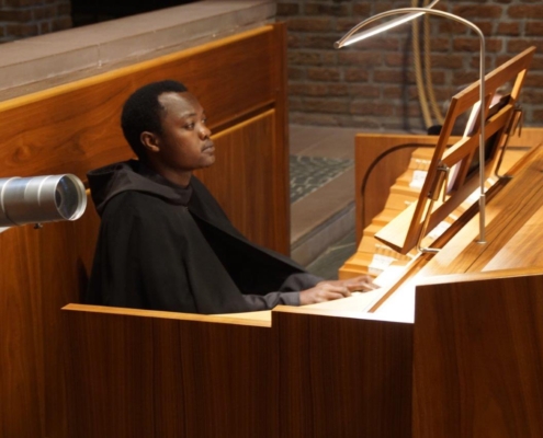 Br. Wolfgang aus Mvimwa an der Orgel.