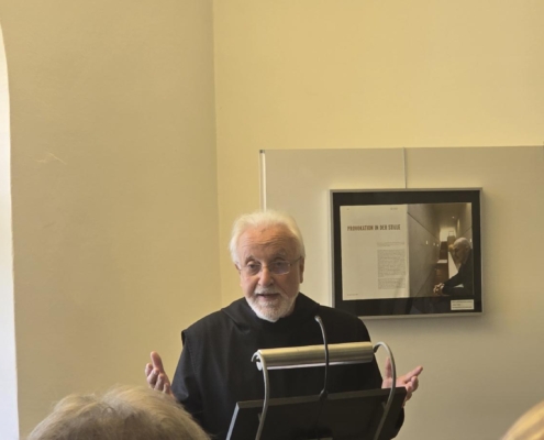 Abt Stephan Schröer führt in die Ausstellung ein